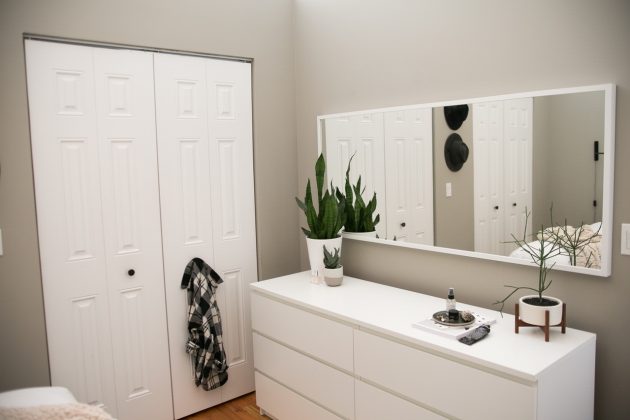 Comment meubler une petite chambre en gris et blanc grand miroir horizontal plante langue de belle mère