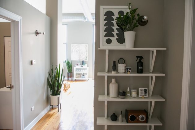 rangement verticale petite étagère scandinave blanche mur gris mini entrée optimisation espace - blog déco - clem around the corner