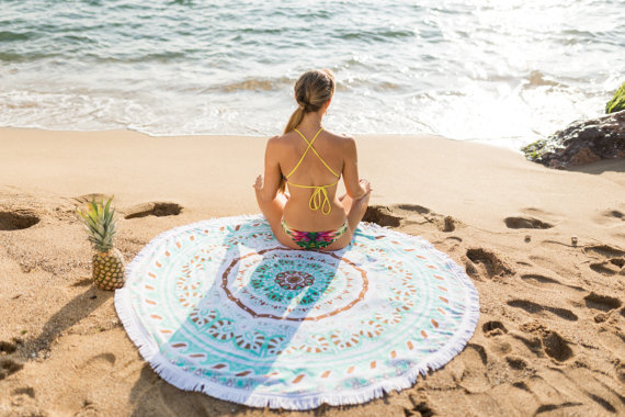 yoga exercice coucher de soleil plage sable ananas