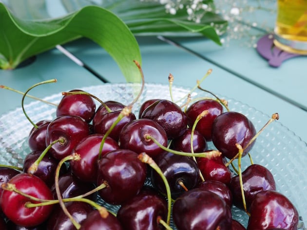 balcon parisien bien décoré et équipé Fermob