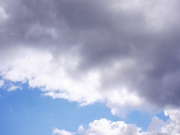 balcon parisien bien décoré et équipé Fermob
