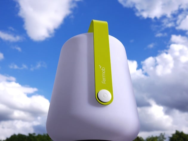 balcon parisien bien décoré et équipé Fermob