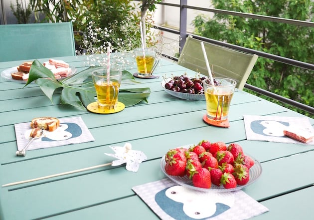 balcon parisien bien décoré et équipé Fermob