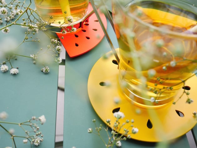 balcon parisien bien décoré et équipé Fermob