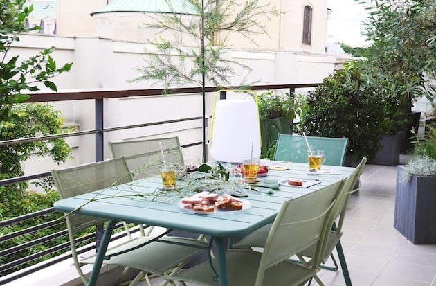 balcon parisien bien décoré et équipé Fermob