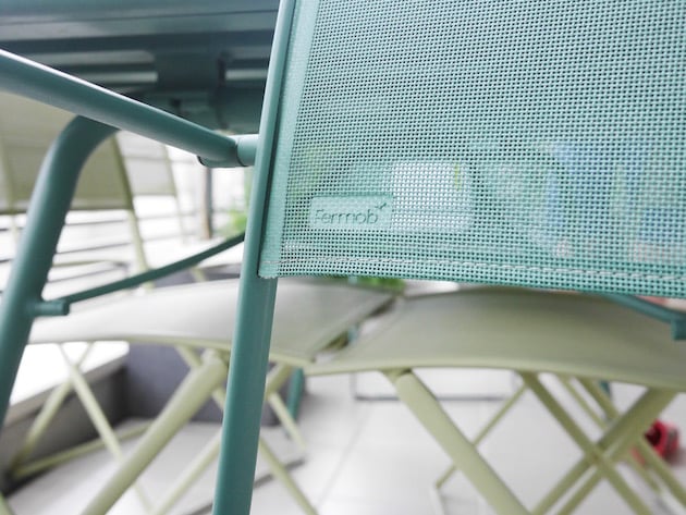 balcon parisien bien décoré et équipé Fermob