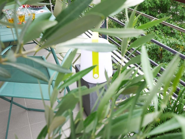 balcon parisien bien décoré et équipé Fermob