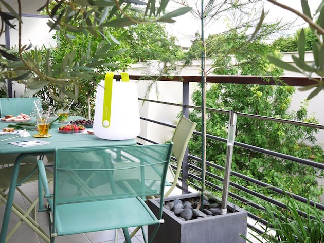 balcon parisien bien décoré et équipé Fermob