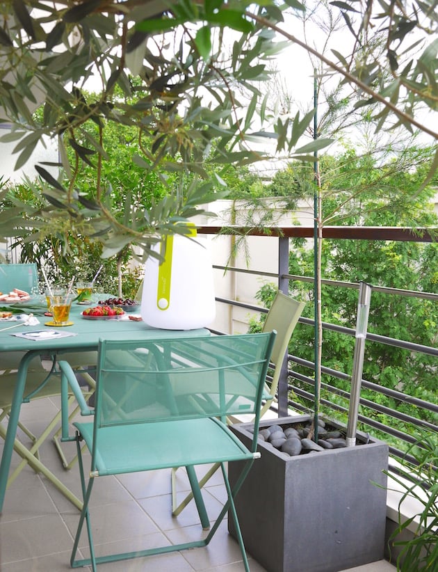 balcon parisien bien décoré et équipé Fermob