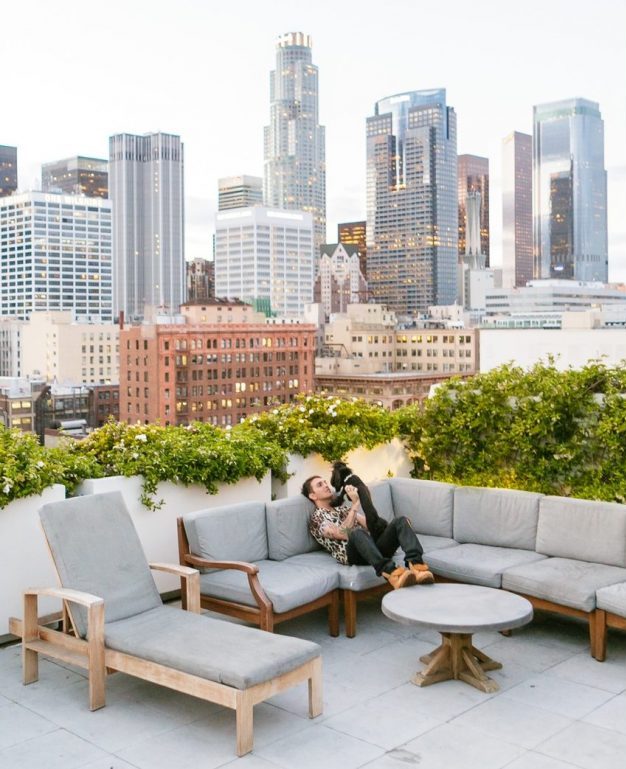 terrasse sur les toits d'un immeuble de los angeles canapé gris bois de jardin
