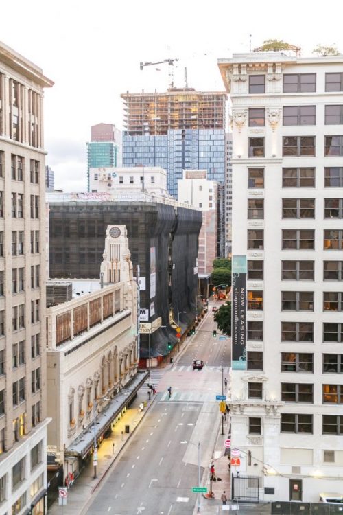 Urban jungle colorée appartement fluo multicolore