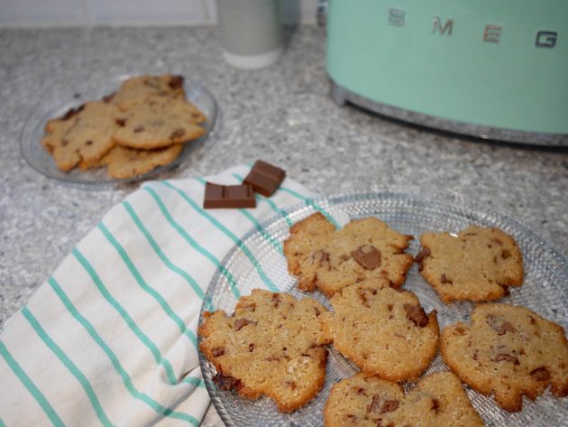 Cuisine verte : mur, meubles, carrelage et détail déco
