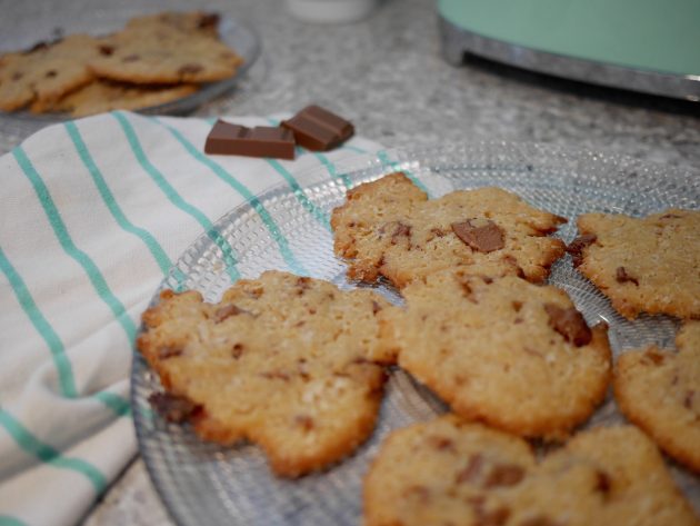 Cuisine verte : mur, meubles, carrelage et détail déco