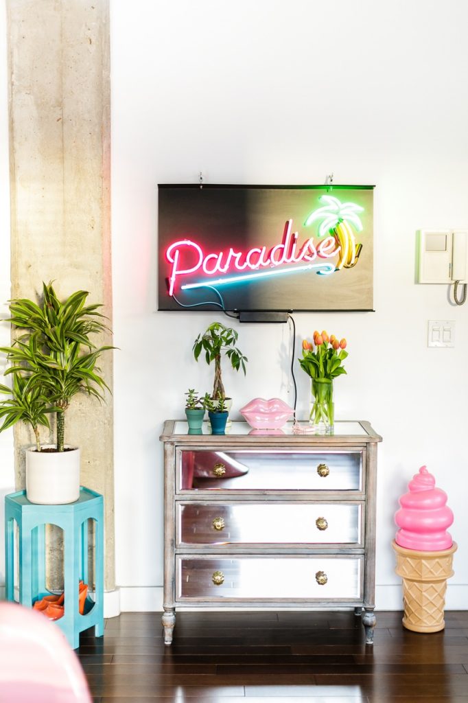 Urban jungle colorée appartement fluo multicolore