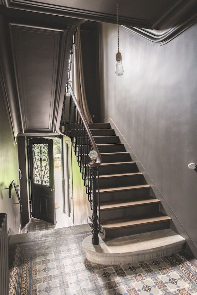 cage d'escalier gris réglisse peinture