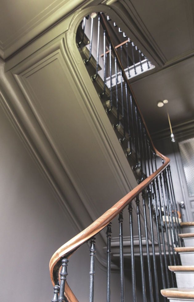 escalier maison ancienne gris peinture murale taupe