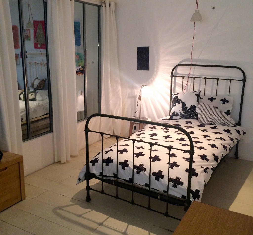 chambre enfant verrière noir blanc lit fer forgé - blog déco - clem around the corner