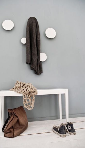 mur de patères entrée minimaliste scandinave - blog déco design - clem around the corner