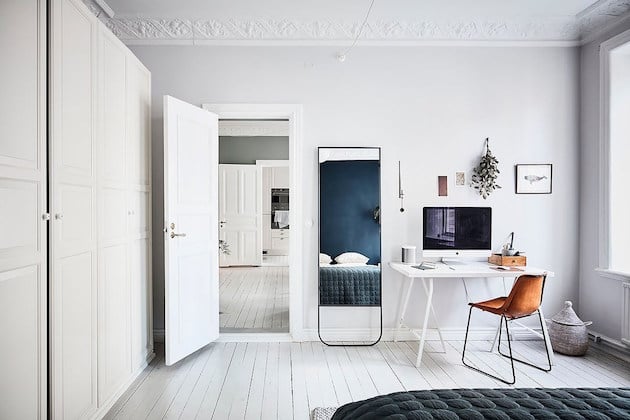 mur bleu chambre parquet blanchi