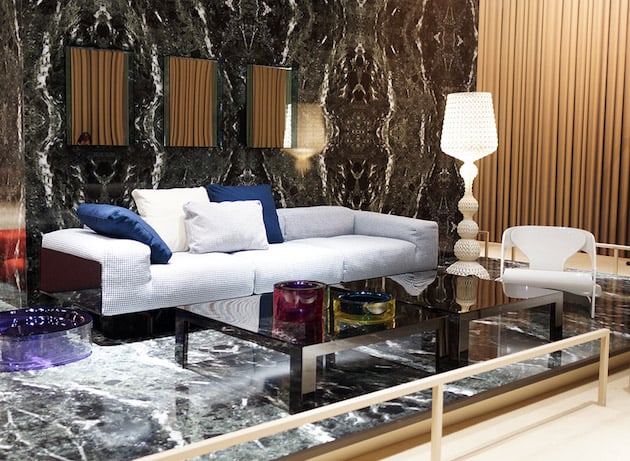 Salon retro chic mur marbre noir canapé gris