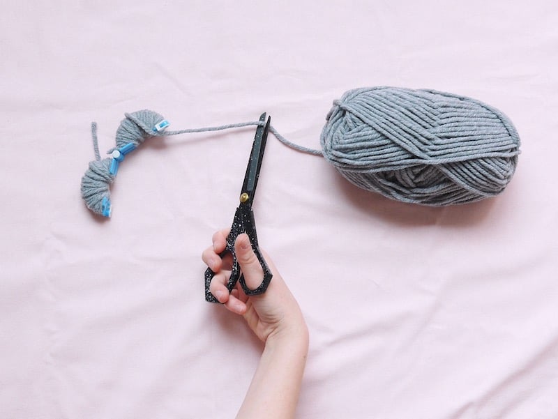 DIY : Couronne de Noël en pompons de laine et eucalyptus ClemAroundTheCorner