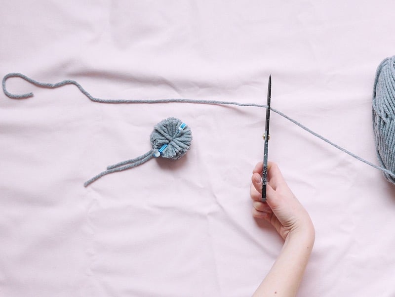 DIY : Couronne de Noël en pompons de laine et eucalyptus ClemAroundTheCorner