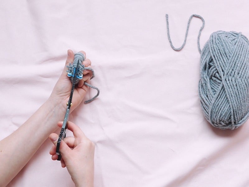 DIY : Couronne de Noël en pompons de laine et eucalyptus ClemAroundTheCorner