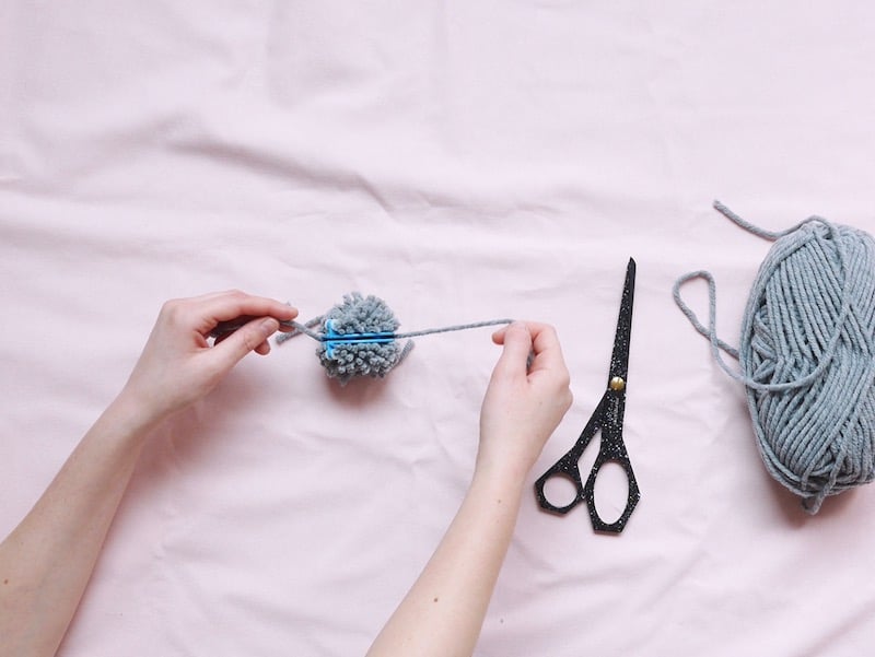 DIY : Couronne de Noël en pompons de laine et eucalyptus ClemAroundTheCorner