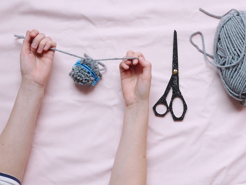 DIY : Couronne de Noël en pompons de laine et eucalyptus ClemAroundTheCorner