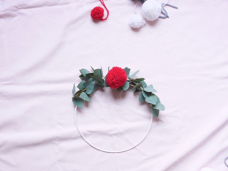 DIY : Couronne de Noël en pompons de laine et eucalyptus ClemAroundTheCorner