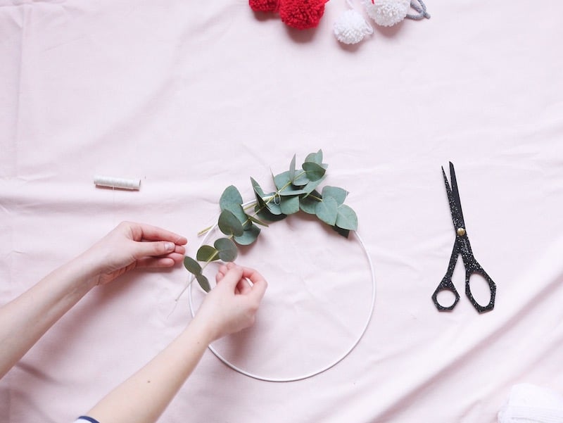 DIY : Couronne de Noël en pompons de laine et eucalyptus ClemAroundTheCorner