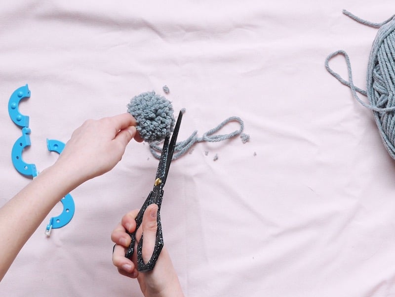 DIY : Couronne de Noël en pompons de laine et eucalyptus ClemAroundTheCorner