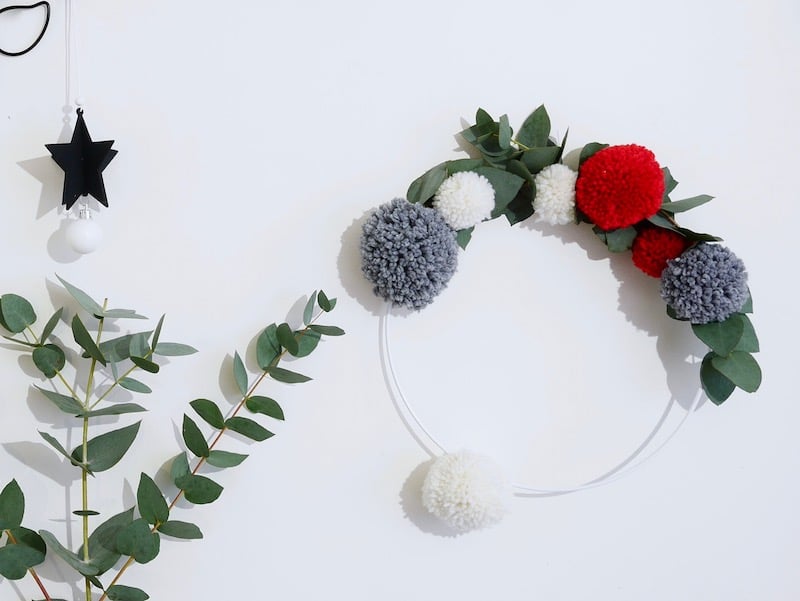 DIY : Couronne de Noël en pompons de laine et eucalyptus ClemAroundTheCorner