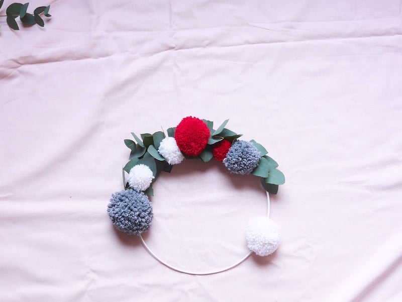 DIY : Couronne de Noël en pompons de laine et eucalyptus ClemAroundTheCorner