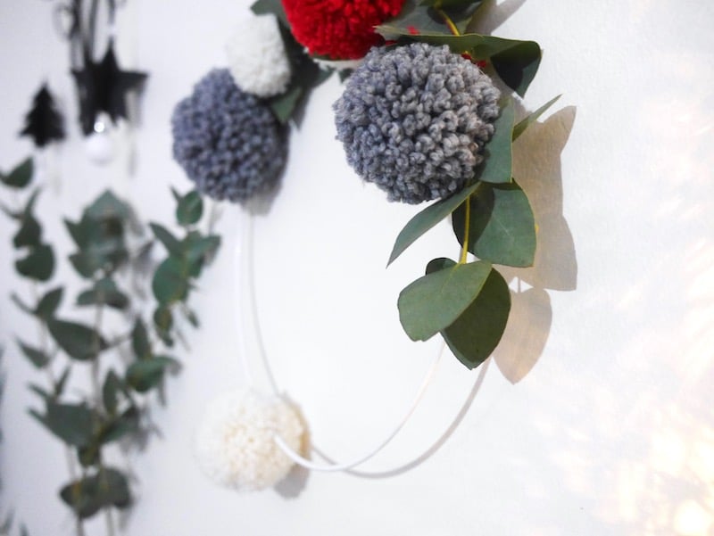 DIY : Couronne de Noël en pompons de laine et eucalyptus ClemAroundTheCorner