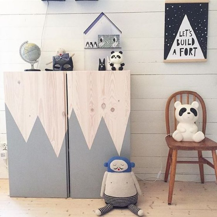 peindre dessin de montagne sur meuble en pin ikea