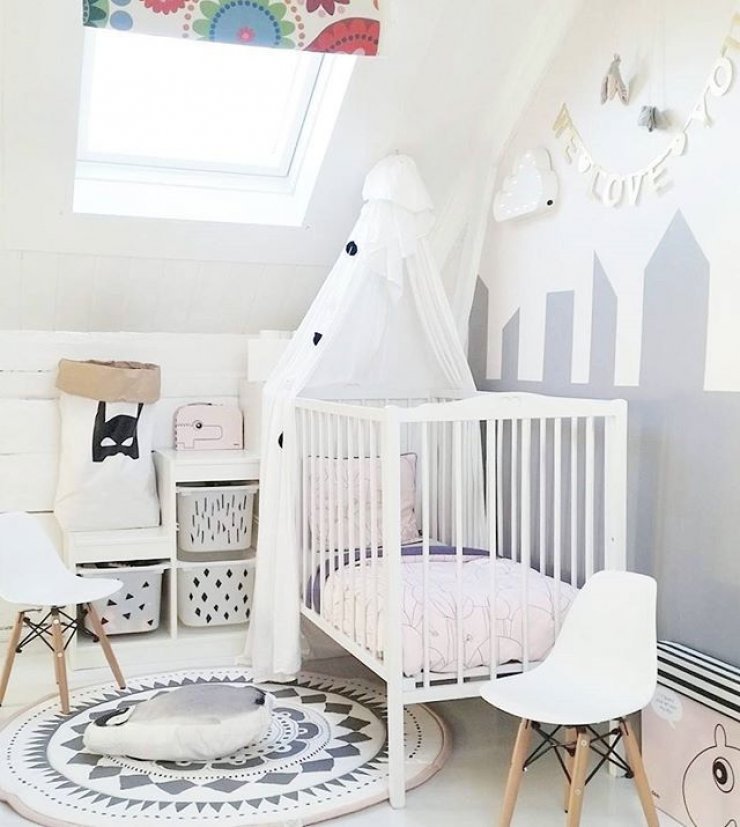 Chambre scandinave enfant blanche et grise