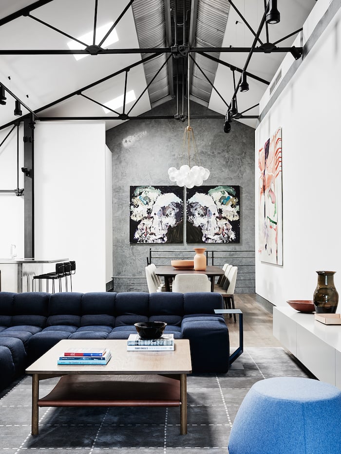 Le canapé de Patricia Urquiola pour B B Italia sublimé dans cet immense loft cosy