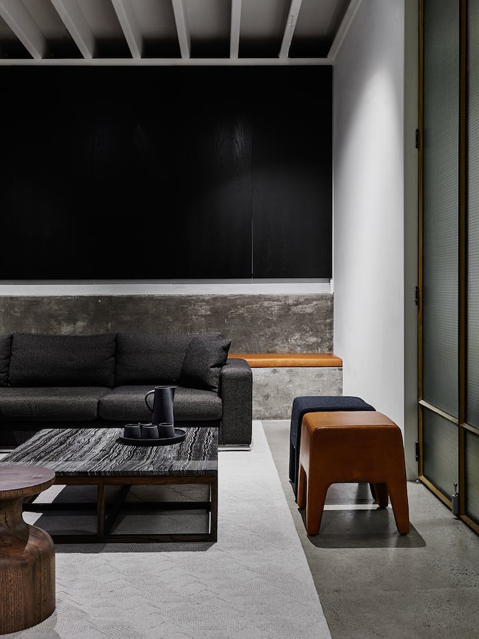 loft cosy ancienne usine salon noir dramatique