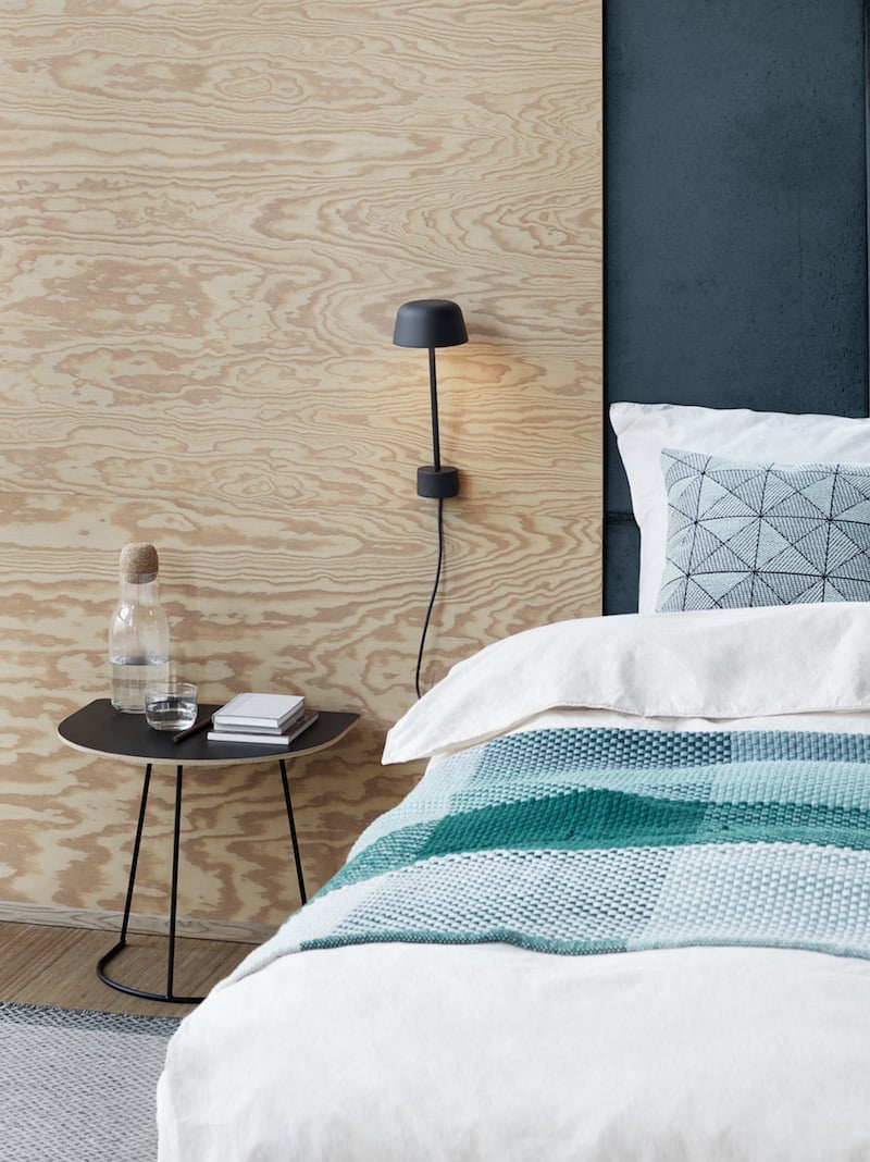 chambre minimaliste scandinave bleu et panneau bois muuto