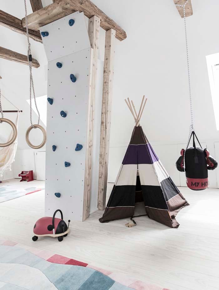dans les combles de la maison du Danemark une espace de jeux avec tipi et mur d'escalade