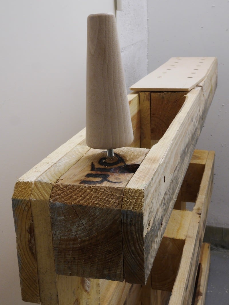 Insérer le pied de lit dans le meuble en palette