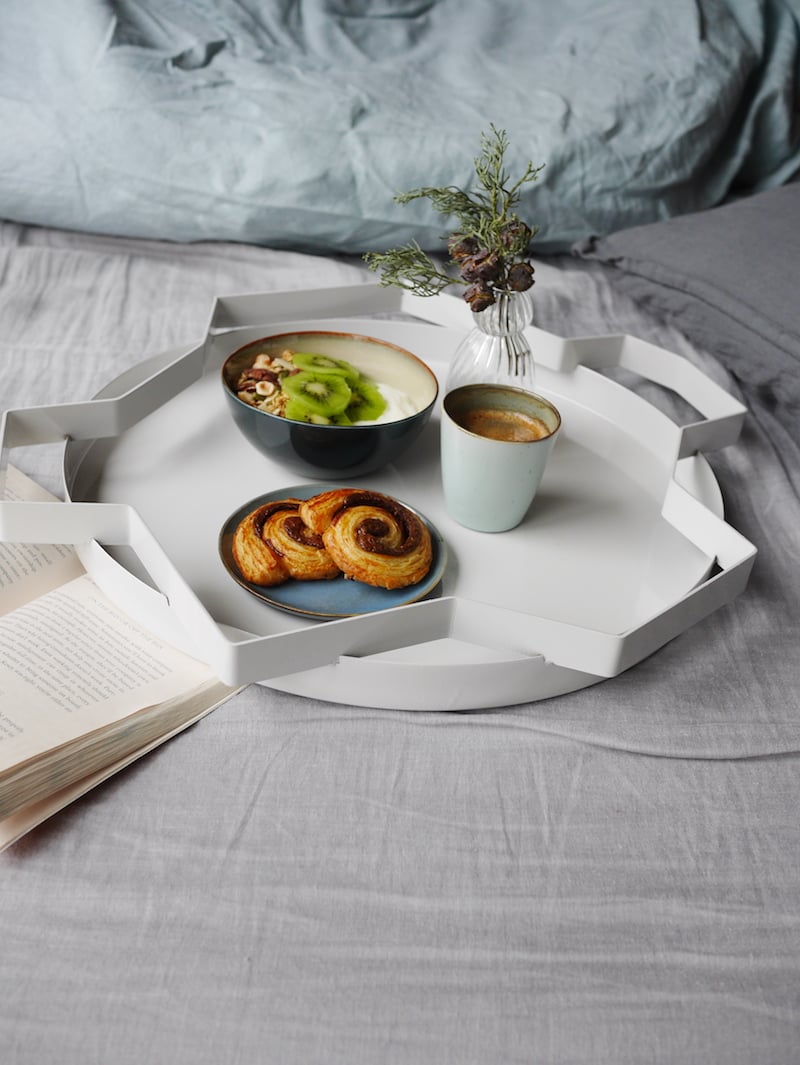 petit déjeuner au lit draps en lin tendance hygge ambiance