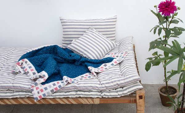 surmatelas decoratif banquette exterieur en bois