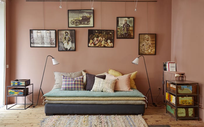 accumulation de matelas de sieste pour une ambience boheme dans le salon