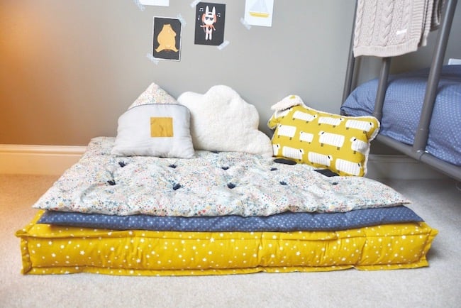 deco enfant accumulation couchage appoint chambre enfant jaune moutarde bleu jeans