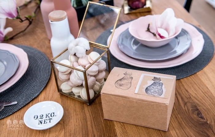 cuisine vaisselle raffinée porcelaine rose et grise