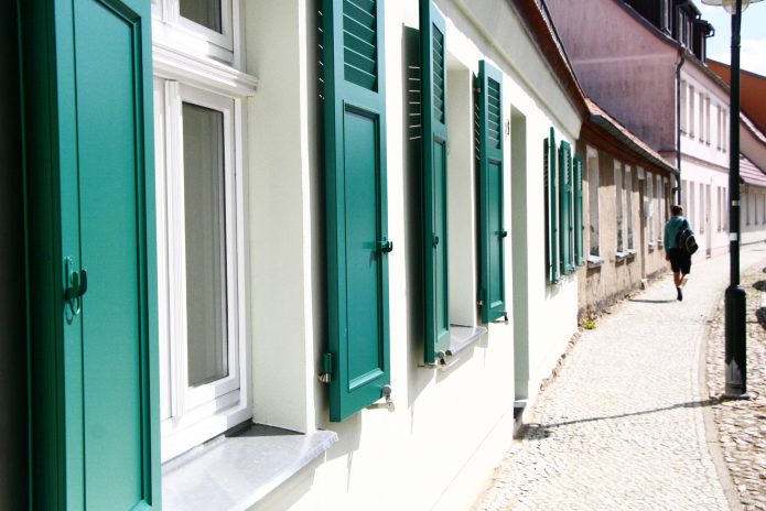 repeindre des volets en bois vert