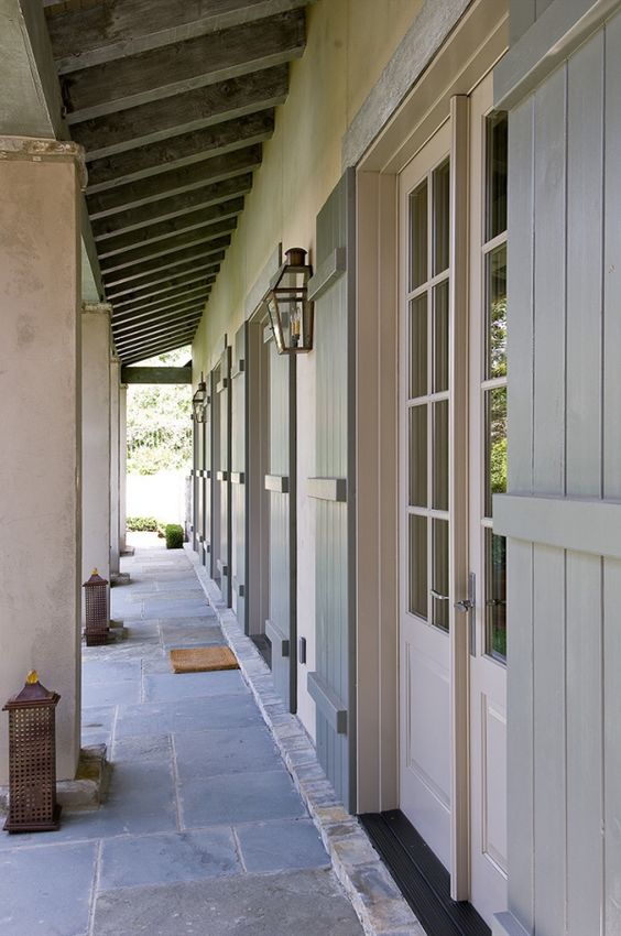 Repeindre des volets en bois : ce qu'il faut savoir