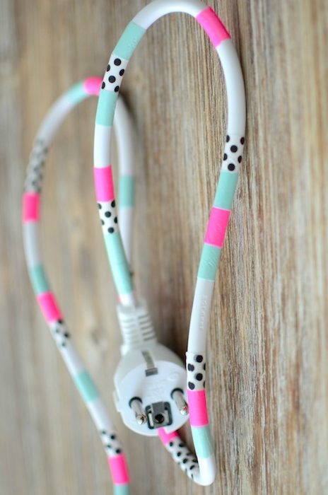 idée avec du masking tape pour cacher des fils électriques